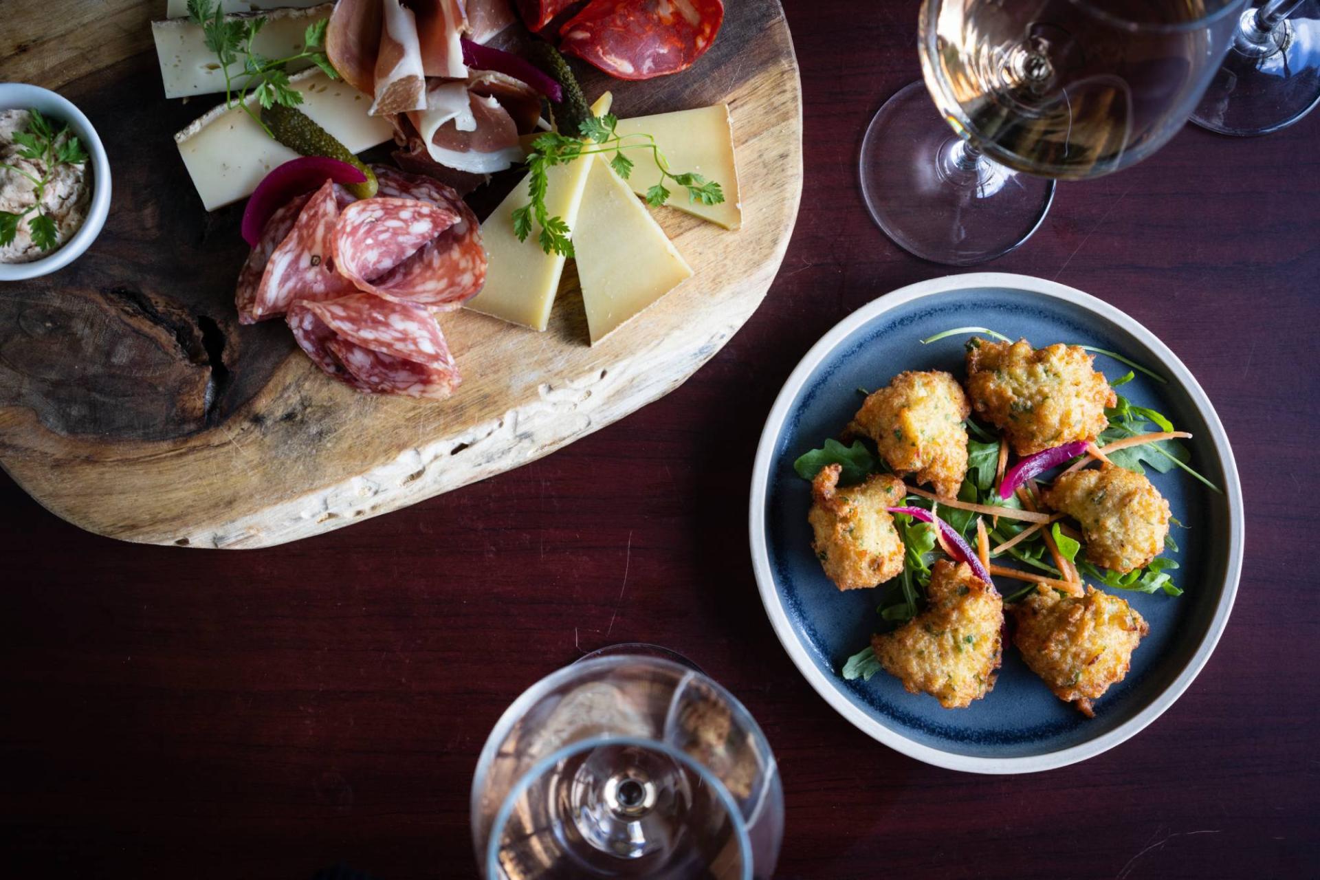 Des accras et une planche apéro au Ô Kalypso